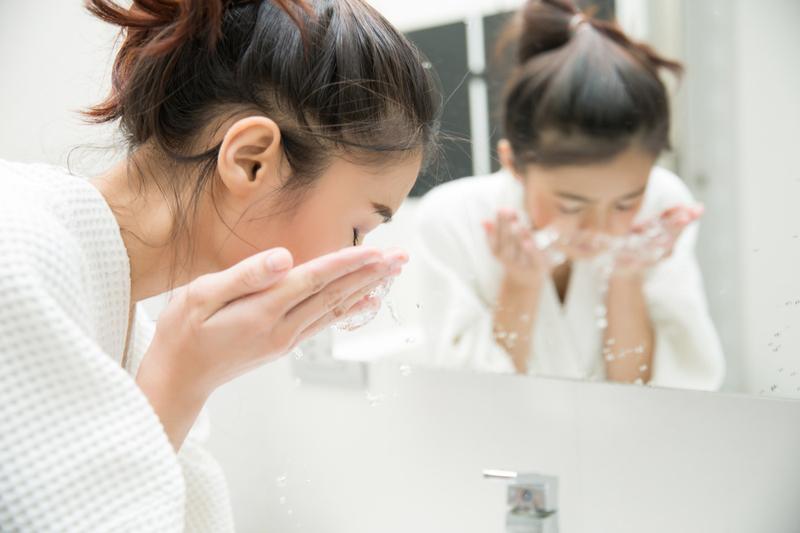 酵素洗顔する女性
