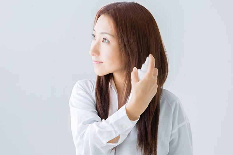髪の表面だけでなく、頭皮にも日焼け止めスプレーを!