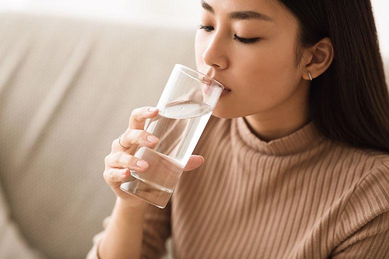 水を飲む女性