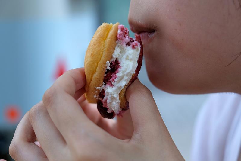 クラウドブレッドを食べる写真