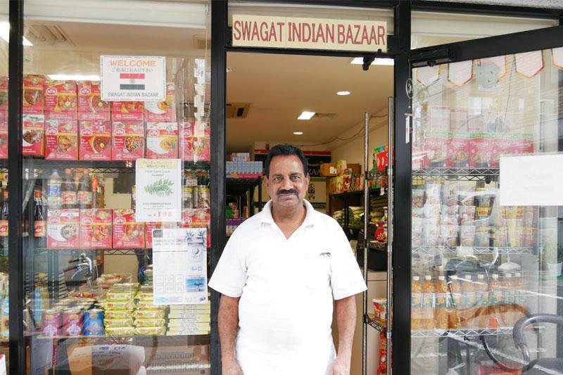 東京・西葛西でインド食材店「スワガット・インディアン・バザール」を営むプラサドさん