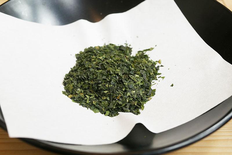 覆下園で栽培された茶葉を揉まずに作る旨味たっぷりの「碾茶」。見た目も風味も青海苔に似ている