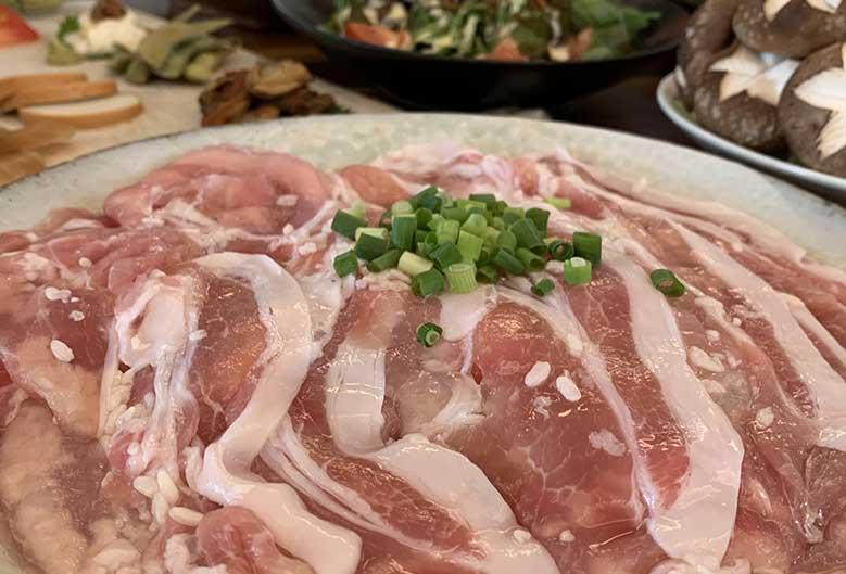 「道産ハーブ豚の麹漬け豚しゃぶ鍋」いぶしかもし酒場 Choi（北海道）