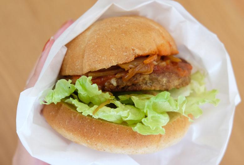 大豆ミートバーガー④ドトールコーヒー「全粒粉サンド 大豆ミート～和風トマトのソース～」 354円(税込み／テイクアウト)