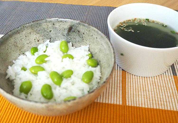 ほんのり塩味の枝豆ご飯は食べ応えも十分です。
