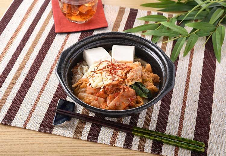 ●1/2日分の野菜が摂れる チーズキムチ鍋(税込498円)