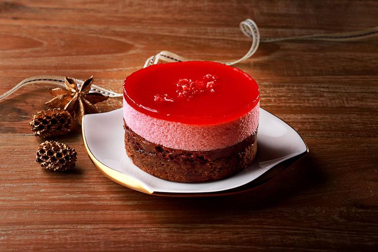 専門店の味が堪能できる本格クリスマスケーキ  セブンｰイレブンからは、専門店監修のケーキが登場。ピエール・エルメ考案のチョコレートケーキや、FLO PRESTIGE PARISのタルトなど魅力的なケーキがそろっています。  ●ピエール・エルメ シグネチャー ガトー フランボワーズ エ ショコラ（税込518円）