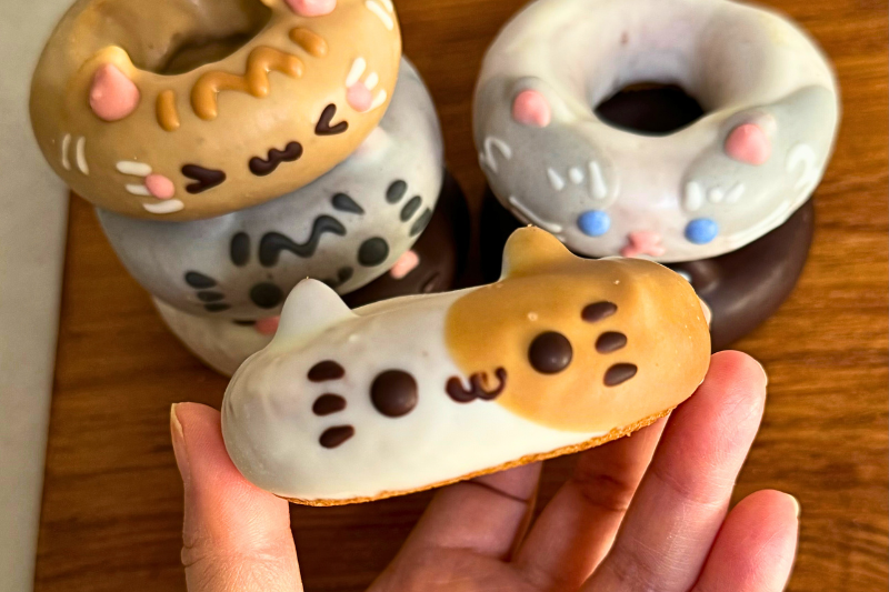 お店の人気NO.1。看板ねこドーナツ「こねこのミケ」（ホワイトチョコ/一部コーヒーチョコ）