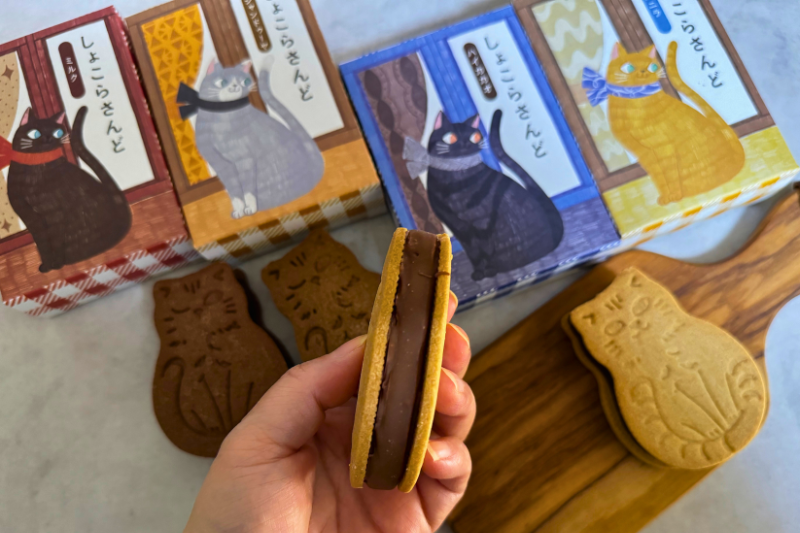 クッキーの間に、チョコレートがぎっしりはさまっています