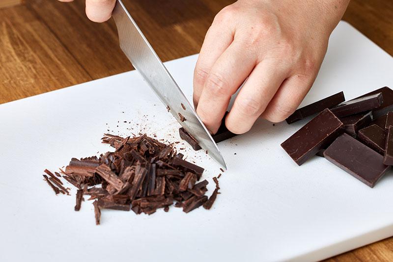 チョコレートを刻む