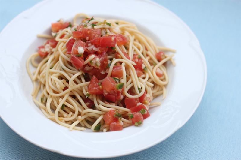 辛いトマトの冷たいパスタ