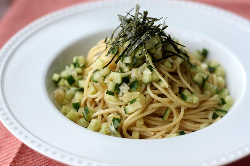 バルサミコと角切りきゅうりの冷たいパスタ