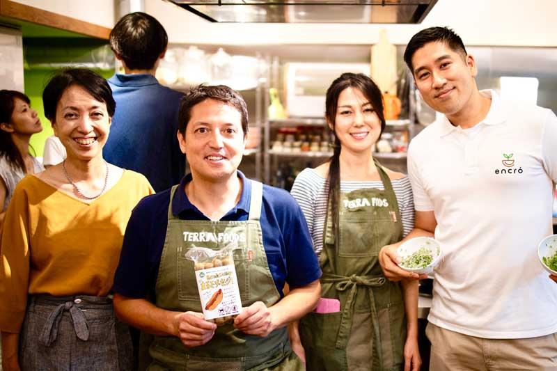 （写真左から）野菜料理家・庄司いずみさん、TERRA FOODSのオーナー・中山アイクさん、TERRA FOODSのマーケティングマネージャー・小野瑠璃さん、今回のイベントのために食材を提供したエンクロの梶田渥也さん