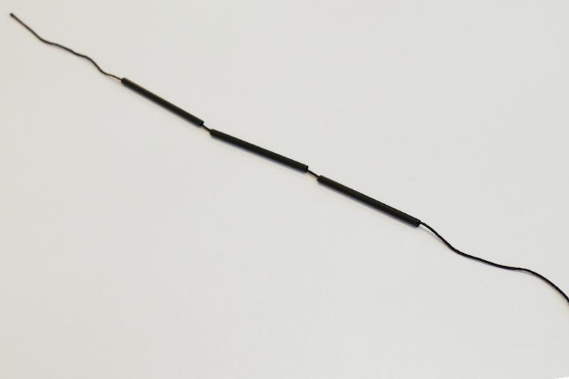 針に糸を通し、5cmストローを3本通す。