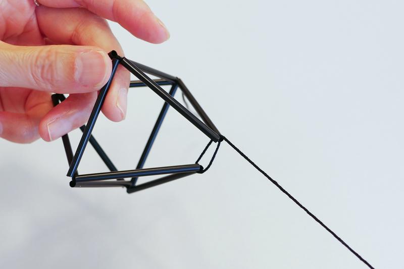 針を抜いて、三角形の頂点同士がくっつくように糸を引き締める