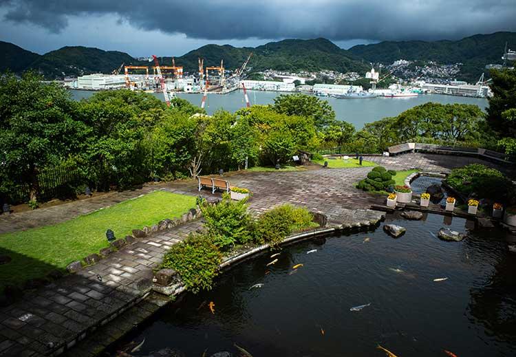 グラバー園から望む、三菱重工の造船所。明治から現代へ、時代が続いている風景。