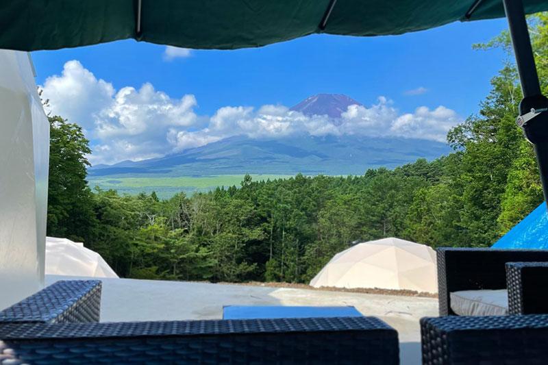 部屋のプライベートデッキから望む富士山。