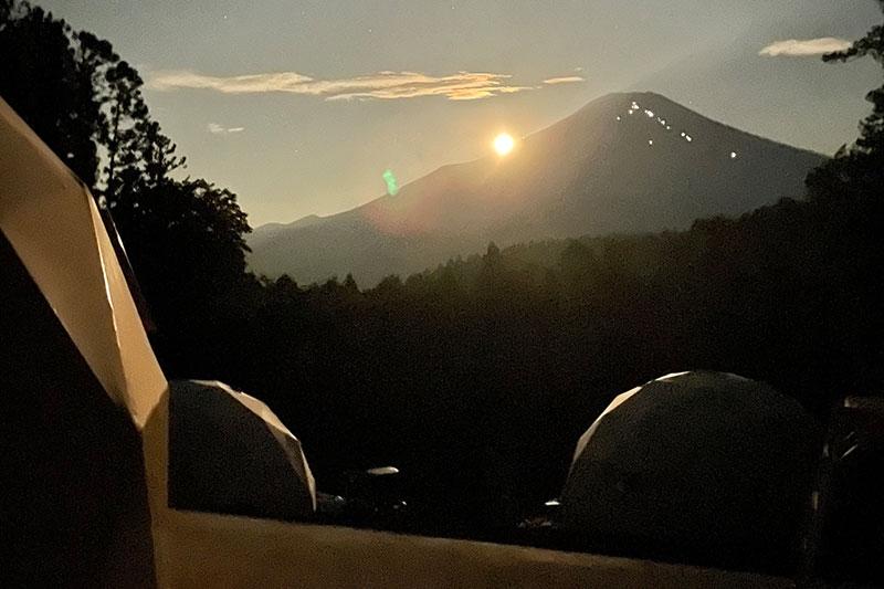 富士山に沈む夕日。部屋にいながら、神秘的な絶景を独り占め！