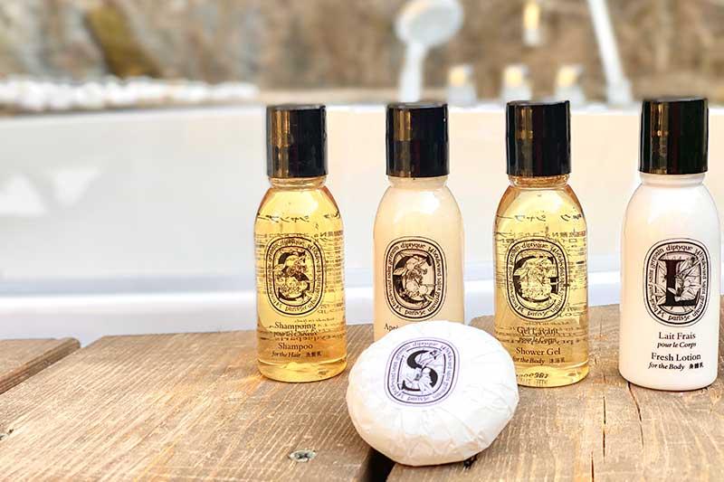 「diptyque(ディップティック)」のアメニティ。シャンプー、コンディショナー、ボディーソープ、ボディローション、固形石鹸。