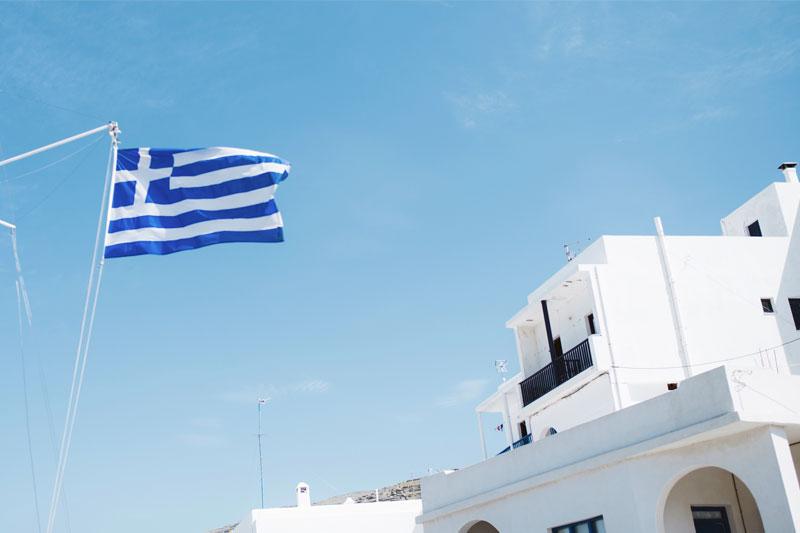ギリシャの国旗と白壁の建物