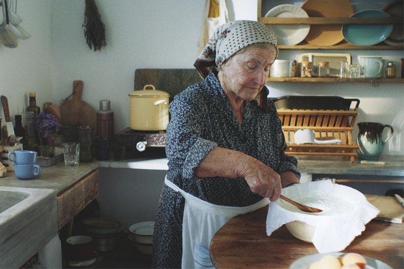 ギリシャヨーグルトを作るおばあちゃん