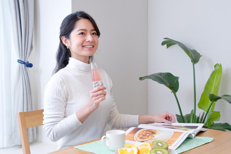 ファイブミニを飲む女性