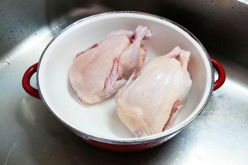 内臓除去済みの、小さめの冷凍丸鶏。1羽800gくらい。プラサドさんのお店では1羽なんと350円（！）で販売しているそう。
