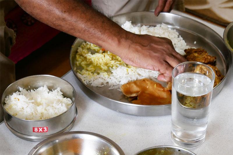 ぜひ日本でのお行儀作法は忘れて、インドスタイルで食べてみてください。