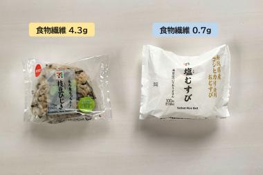 コンビニのおにぎりで比較。もち麦のおにぎりの方が塩むすびより食物繊維が多い。