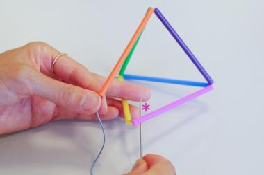 8cmのストロー1本に針を通し、三角形の*位置の下から針を通す