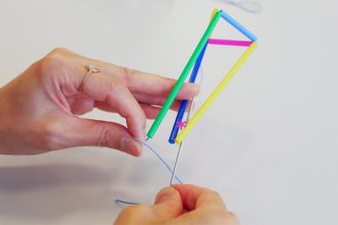 10cmのストロー1本に針を通し、二等辺三角形の＊位置の下から針を通して糸を掛ける