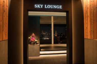 SKY LOUNGEの入口から、東京タワーが見えます。