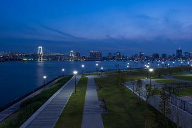 東京湾越しに見えるレインボーブリッジが美しい。