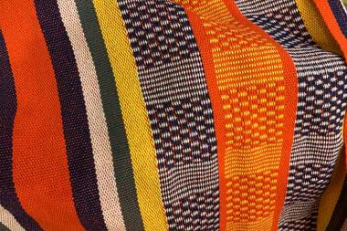 コロンビア製「ジャガード織り」のハンモックは、ニットのように柔らかで伸びのある風合いが特徴です。